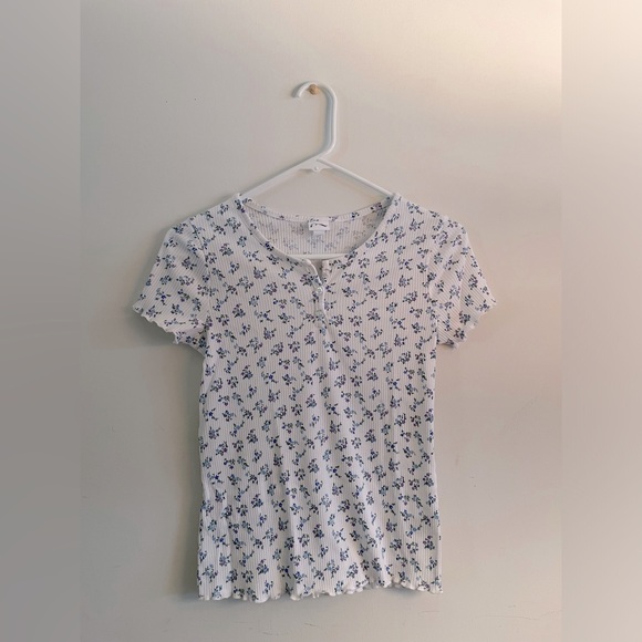 Short Sleeve Floral T-Shirt with button up. - Picture 2 of 2